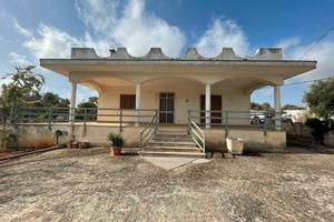 Villa con garage e trulletto