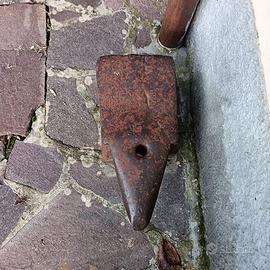 antico incudine in perfetto stato,