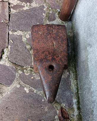 antico incudine in perfetto stato,