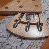 tagliere per formaggi con coltelli