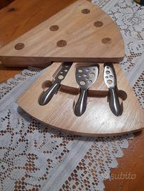 tagliere per formaggi con coltelli