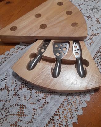 tagliere per formaggi con coltelli