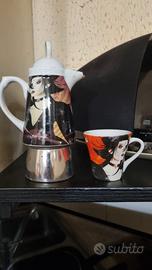 Caffettiera decorata con tazza