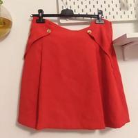 Gonna svasata Sinéquanone rossa con bottoni dorati