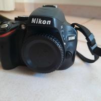 Nikon D5100 con obiettivo e custodia