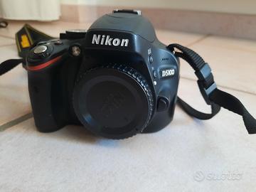 Nikon D5100 con obiettivo e custodia