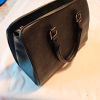 Borsa nera con manici