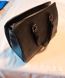 Borsa nera con manici