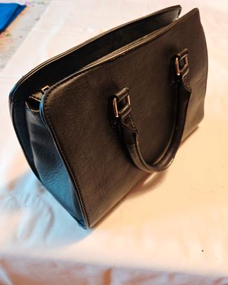 Borsa nera con manici