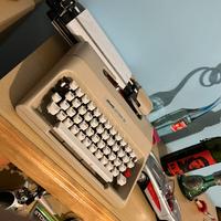 Macchina da scrivere olivetti lettera 35 i