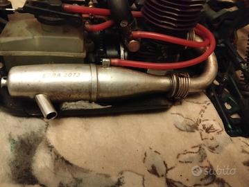 marmitta con una ammaccatura nella parte interna 