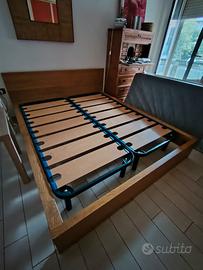 Letto matrimoniale in legno con reti e comodini 