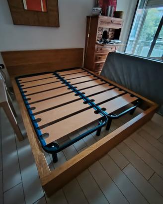 Letto matrimoniale in legno con reti e comodini 