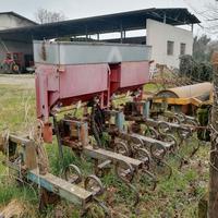 Sarchiatrice con spandiconcime