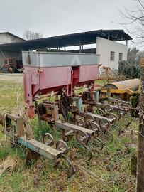 Sarchiatrice con spandiconcime