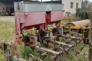 Sarchiatrice con spandiconcime