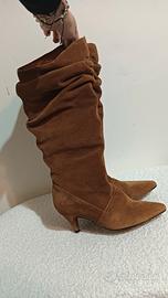 stivali pelle scamosciata cognac punta tacco basso