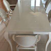 Tavolo in vetro bianco opaco
