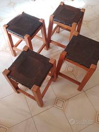 Quattro Banchetti vintage in legno pieno cuoio