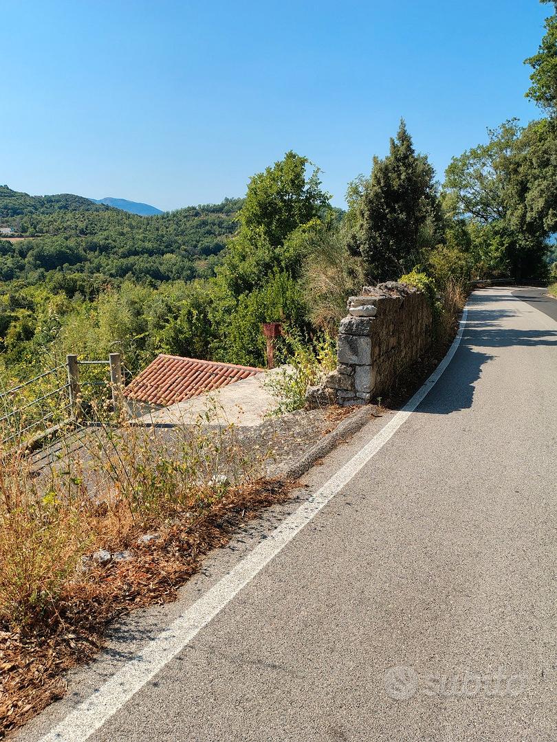Terreno agricolo con casetta rurale e magazzino - Altro