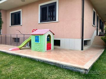 Scivolo e casetta bambini