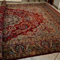 vecchio tappeto annodato a mano