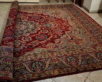 vecchio tappeto annodato a mano