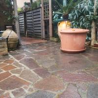 Grande vaso da giardino color cotto.