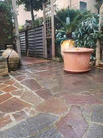 Grande vaso da giardino color cotto.