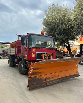 Autocarro spazzaneve