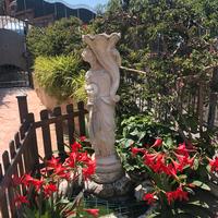 Fontana con statua in pietra e cemento