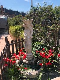 Fontana con statua in pietra e cemento