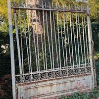 Cancello antico in ferro battuto con colonne