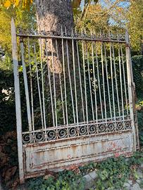 Cancello antico in ferro battuto con colonne