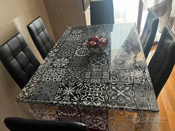 Tavolo in vetro nero con prolunghe e sei sedie