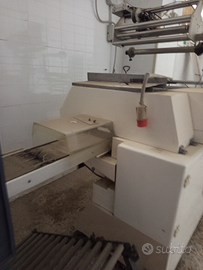 Macchina confezionatrice per prodotti da forno