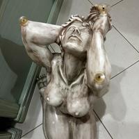 Statue da donna con annessi vetri rotondi