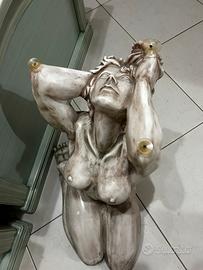 Statue da donna con annessi vetri rotondi