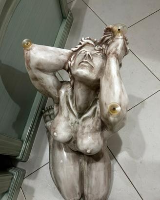 Statue da donna con annessi vetri rotondi