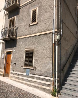 Terratetto su strada principale