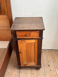 Comodino vintage in legno