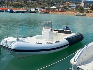 gommone a Termini Imerese.