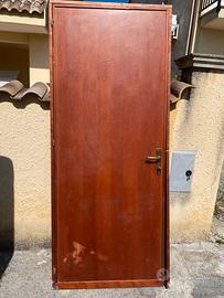 Porta in legno con telaio e maniglia