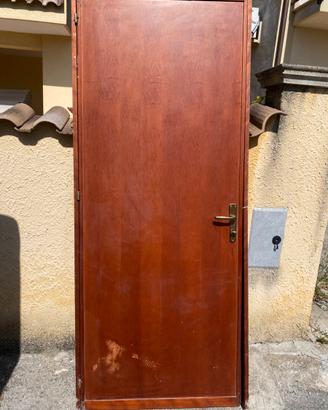 Porta in legno con telaio e maniglia