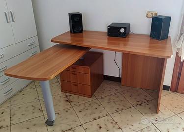 Scrivania in legno estensibile con cassettiera