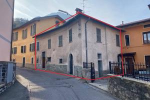 Casa indipendente di 250 m² con più di 5 locali a 