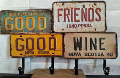 Appendiabiti di metallo con targhe americane 