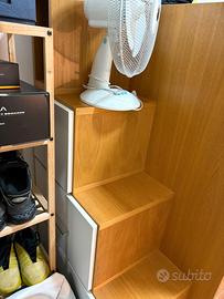 letto a castello con sotto armadio e mensole