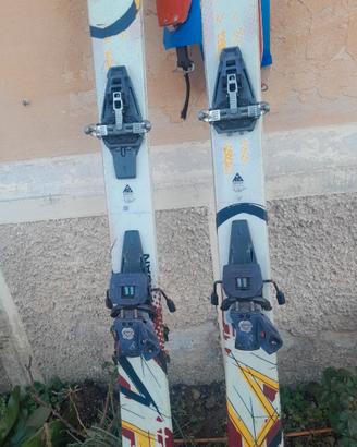 sci e scarponi da scialpinismo