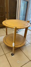 Tavolino in legno con ripiano inferiore